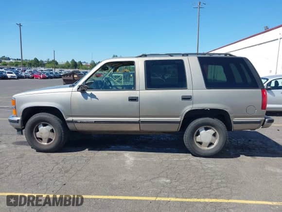 1999 Chevrolet Tahoe z VIN 1GNEK13R9XJ375509, wystawiony jako IAAI lot #43053331 z przebiegiem 197 457 mil mil oraz . Historia ofert i sprzedaży dostępna na DreamBid. Obrazek 15.