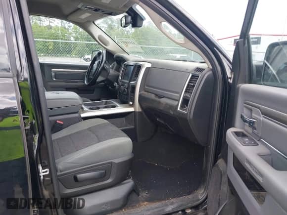 2020 Ram 1500 SLT z VIN 1C6RR6TT0LS135260, wystawiony jako IAAI lot #42356895 z przebiegiem 79 240 mil mil oraz . Historia ofert i sprzedaży dostępna na DreamBid. Obrazek 5.