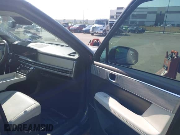 2024 Hyundai Santa Fe Calligraphy with VIN 5NMP54GL3RH049018, listed as a IAAI auction lot 43181864 with 17,394 mi miles and . Bid and sale history available at DreamBid. Image 5.