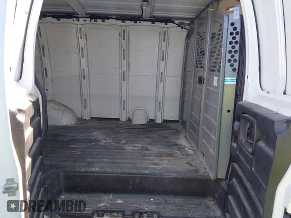 2015 Chevrolet Express Cargo z VIN 1GCWGFCF6F1246210, wystawiony jako IAAI lot #43363270 z przebiegiem 153 514 mil mil oraz . Historia ofert i sprzedaży dostępna na DreamBid. Obrazek 8.