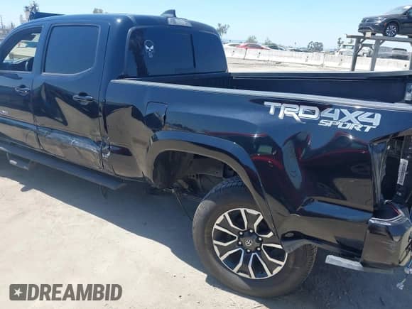 2022 Toyota Tacoma SR5 z VIN 3TMDZ5BN6NM123917, wystawiony jako IAAI lot #42206746 z przebiegiem 23 745 mil mil oraz . Historia ofert i sprzedaży dostępna na DreamBid. Obrazek 19.