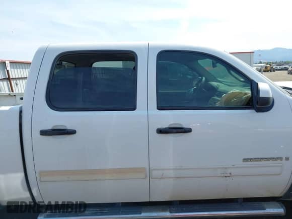 2009 GMC Sierra 1500 SLT z VIN 3GTEK333X9G157261, wystawiony jako IAAI lot #42494820 z przebiegiem 215 640 mil mil oraz . Historia ofert i sprzedaży dostępna na DreamBid. Obrazek 14.