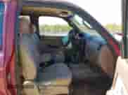 1998 Toyota Tacoma z VIN 4TAWM72NXWZ048525, wystawiony jako IAAI lot #43303270 z przebiegiem 306 334 mil mil oraz . Historia ofert i sprzedaży dostępna na DreamBid. Obrazek 5.