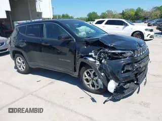 2025 Jeep Compass Sport z VIN 3C4NJDAN5ST547971, wystawiony jako IAAI lot #41887675 z przebiegiem 3 147 mil mil oraz . Historia ofert i sprzedaży dostępna na DreamBid. Obrazek 1.