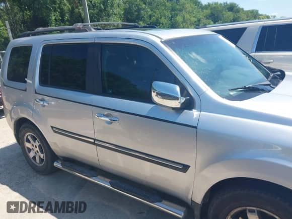 2010 Honda Pilot Touring with VIN 5FNYF3H94AB022723, listed as a IAAI auction lot 42378211 with 326,338 mi miles and . Bid and sale history available at DreamBid. Image 14.
