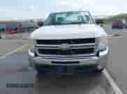 2008 Chevrolet Silverado 2500HD Work Truck z VIN 1GCHC24K18E160498, wystawiony jako IAAI lot #42144812 z przebiegiem 151 213 mil mil oraz . Historia ofert i sprzedaży dostępna na DreamBid. Obrazek 12.