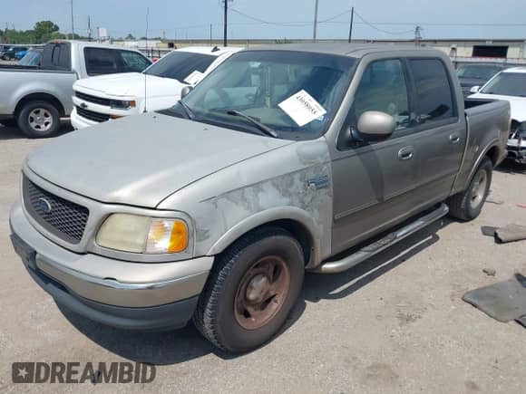 2002 Ford F-150 XLT z VIN 1FTRW076X2KB62595, wystawiony jako IAAI lot #43058055 z przebiegiem 258 708 mil mil oraz . Historia ofert i sprzedaży dostępna na DreamBid. Obrazek 2.