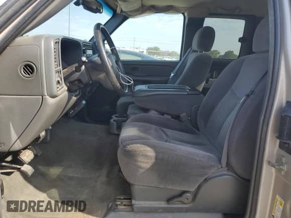 2006 Chevrolet Silverado 1500 Work Truck z VIN 1GCEC19VX6Z214600, wystawiony jako Copart lot #70415005 z przebiegiem 254 222 mil mil oraz Czysty tytuł • Clean title. Historia ofert i sprzedaży dostępna na DreamBid. Obrazek 7.