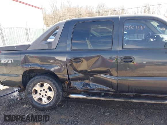2005 Chevrolet Avalanche Z71 z VIN 3GNEK12Z05G131585, wystawiony jako IAAI lot #41710355 z przebiegiem Nie podano mil oraz . Historia ofert i sprzedaży dostępna na DreamBid. Obrazek 6.