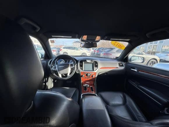 2012 Chrysler 300 Limited z VIN 2C3CCACG7CH243246, wystawiony jako Copart lot #87895695 z przebiegiem 93 441 mil mil oraz Czysty tytuł • Clean title. Historia ofert i sprzedaży dostępna na DreamBid. Obrazek 9.