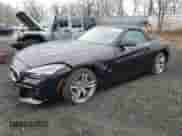 2025 BMW Z4 sDrive30i z VIN WBAHF3C06SWY43759, wystawiony jako Copart lot #52188975 z przebiegiem 1 638 mil mil oraz Szkoda całkowita • Salvage title. Historia ofert i sprzedaży dostępna na DreamBid. Obrazek 1.