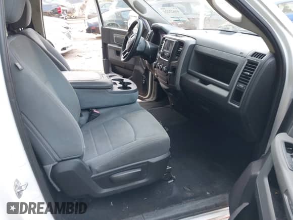 2019 Ram 1500 Tradesman z VIN 3C6JR6DTXKG580090, wystawiony jako IAAI lot #41623221 z przebiegiem 123 536 mil mil oraz . Historia ofert i sprzedaży dostępna na DreamBid. Obrazek 5.