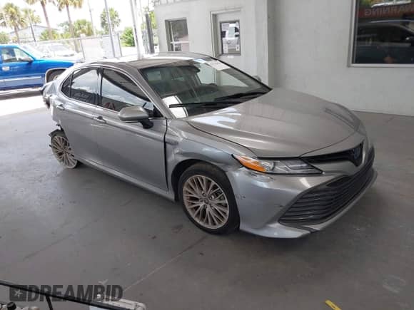 2020 Toyota Camry Hybrid XLE z VIN 4T1F31AK1LU533605, wystawiony jako IAAI lot #42790450 z przebiegiem 98 102 mil mil oraz . Historia ofert i sprzedaży dostępna na DreamBid. Obrazek 1.