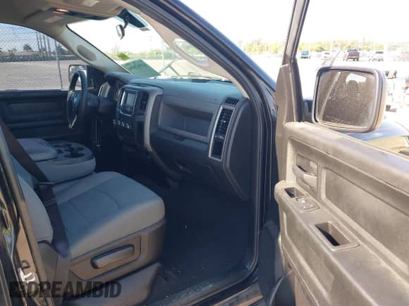 2018 Ram 1500 Express z VIN 1C6RR7FTXJS286833, wystawiony jako IAAI lot #41902890 z przebiegiem 29 560 mil mil oraz . Historia ofert i sprzedaży dostępna na DreamBid. Obrazek 5.