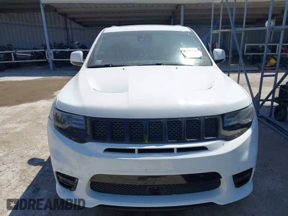 2017 Jeep Grand Cherokee SRT z VIN 1C4RJFDJ0HC699537, wystawiony jako IAAI lot #41781500 z przebiegiem 105 640 mil mil oraz . Historia ofert i sprzedaży dostępna na DreamBid. Obrazek 12.