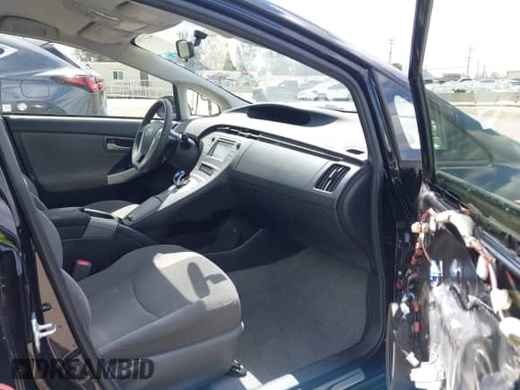 2015 Toyota Prius Three z VIN JTDKN3DU4F1925165, wystawiony jako IAAI lot #42249669 z przebiegiem 87 962 mil mil oraz . Historia ofert i sprzedaży dostępna na DreamBid. Obrazek 5.