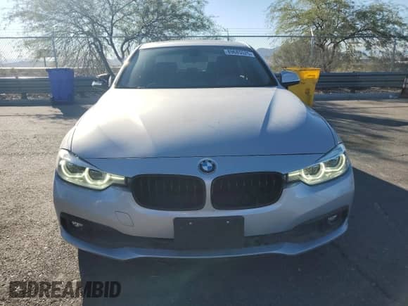 2018 BMW 3 Series 320i z VIN WBA8E1G50JNU92011, wystawiony jako Copart lot #89685525 z przebiegiem 122 021 mil mil oraz Czysty tytuł • Clean title. Historia ofert i sprzedaży dostępna na DreamBid. Obrazek 5.