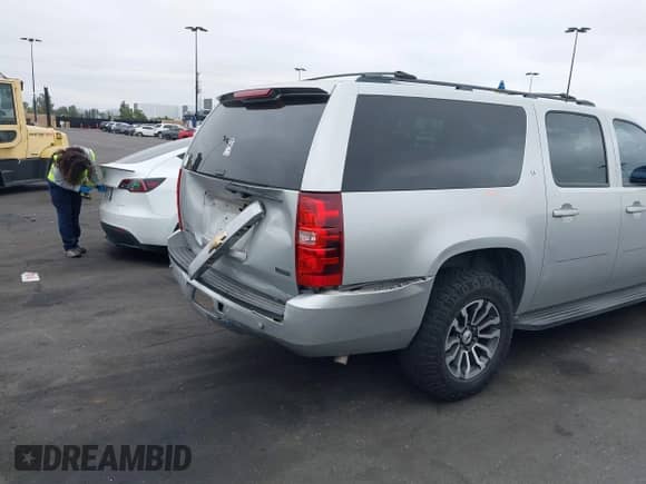 2010 Chevrolet Suburban LT z VIN 1GNUCJE03AR238548, wystawiony jako IAAI lot #42104596 z przebiegiem 153 959 mil mil oraz . Historia ofert i sprzedaży dostępna na DreamBid. Obrazek 4.