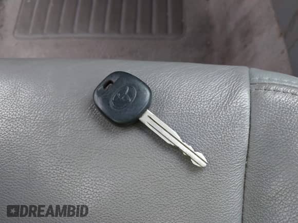 2005 Toyota Camry LE z VIN 4T1BF32K85U108918, wystawiony jako IAAI lot #43379046 z przebiegiem 227 751 mil mil oraz . Historia ofert i sprzedaży dostępna na DreamBid. Obrazek 11.