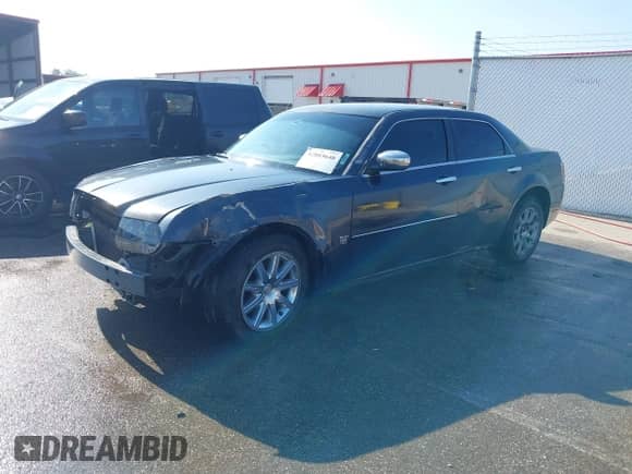 2007 Chrysler 300 C z VIN 2C3KA63H17H786962, wystawiony jako IAAI lot #42803640 z przebiegiem 144 355 mil mil oraz . Historia ofert i sprzedaży dostępna na DreamBid. Obrazek 2.
