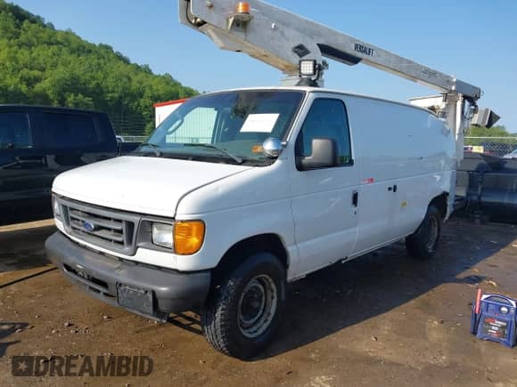 2007 Ford Econoline Cargo z VIN 1FTSE34L47DA57451, wystawiony jako IAAI lot #42383308 z przebiegiem 182 674 mil mil oraz . Historia ofert i sprzedaży dostępna na DreamBid. Obrazek 2.