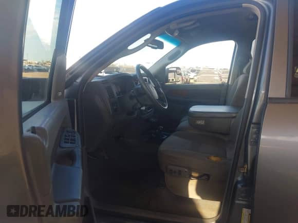2006 Dodge 2500 ST z VIN 1D7KS28C86J132008, wystawiony jako IAAI lot #43518302 z przebiegiem 150 018 mil mil oraz . Historia ofert i sprzedaży dostępna na DreamBid. Obrazek 17.