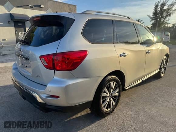 2017 Nissan Pathfinder SV z VIN 5N1DR2MN2HC672804, wystawiony jako Copart lot #69155945 z przebiegiem Nie podano mil oraz Czysty tytuł • Clean title. Historia ofert i sprzedaży dostępna na DreamBid. Obrazek 3.