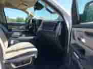 2022 Ram 1500 Limited z VIN 1C6SRFHT1NN361450, wystawiony jako IAAI lot #42027326 z przebiegiem 26 557 mil mil oraz . Historia ofert i sprzedaży dostępna na DreamBid. Obrazek 5.