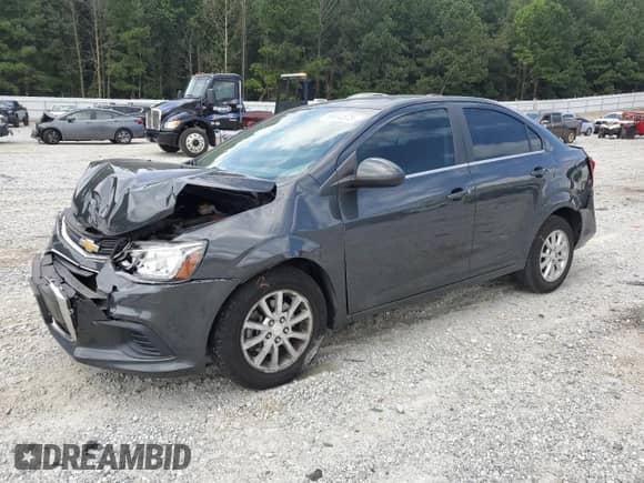 2020 Chevrolet Sonic LT z VIN 1G1JD5SB2L4140562, wystawiony jako Copart lot #69694575 z przebiegiem 69 264 mil mil oraz Szkoda całkowita • Salvage title. Historia ofert i sprzedaży dostępna na DreamBid. Obrazek 1.