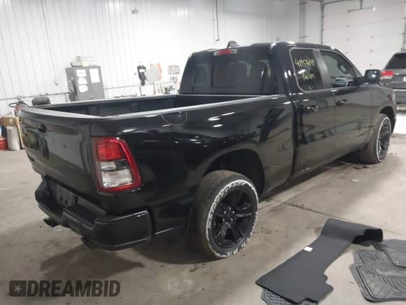 2023 Ram 1500 Big Horn z VIN 1C6RREBT7PN516247, wystawiony jako IAAI lot #41953044 z przebiegiem 44 631 mil mil oraz . Historia ofert i sprzedaży dostępna na DreamBid. Obrazek 4.