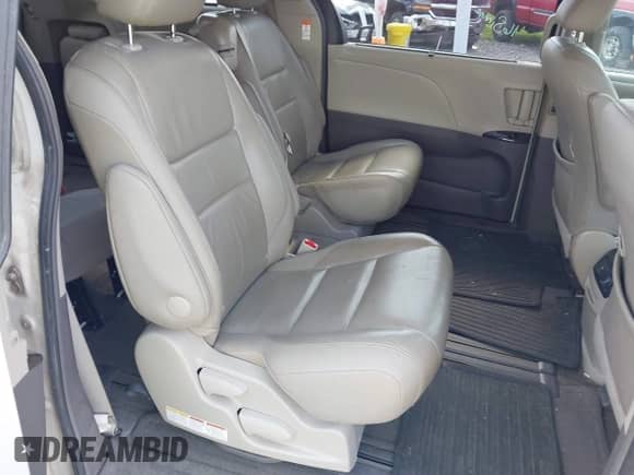 2016 Toyota Sienna XLE с VIN 5TDYK3DC4GS745554, выставлен на аукционе IAAI как лот 42475540 с пробегом 232 037 миль миль и . История ставок и продаж доступна на DreamBid. Изображение 8.