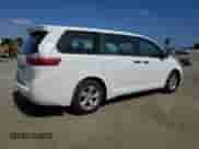 2016 Toyota Sienna L z VIN 5TDZK3DC1GS734354, wystawiony jako Copart lot #83765895 z przebiegiem 64 471 mil mil oraz Czysty tytuł • Clean title. Historia ofert i sprzedaży dostępna na DreamBid. Obrazek 3.