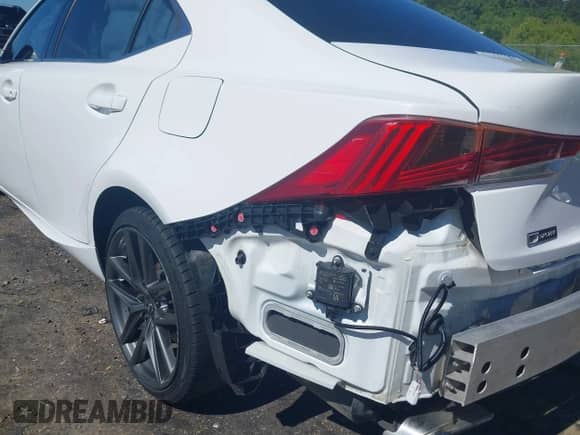 2019 Lexus IS 350 с VIN JTHBZ1D21K5034050, выставлен на аукционе IAAI как лот 42306165 с пробегом 75 886 миль миль и . История ставок и продаж доступна на DreamBid. Изображение 18.