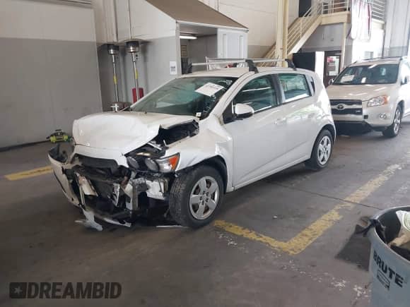 2015 Chevrolet Sonic LS z VIN 1G1JB6SG0F4161647, wystawiony jako IAAI lot #42790339 z przebiegiem 96 936 mil mil oraz . Historia ofert i sprzedaży dostępna na DreamBid. Obrazek 17.