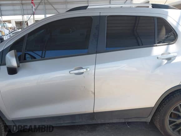 2022 Chevrolet Trax LT z VIN KL7CJPSM9NB537641, wystawiony jako IAAI lot #43039297 z przebiegiem 59 868 mil mil oraz . Historia ofert i sprzedaży dostępna na DreamBid. Obrazek 14.