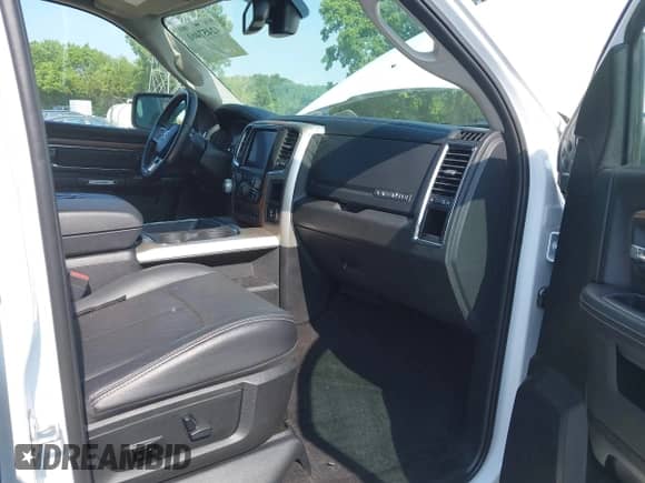 2018 Ram 1500 Laramie z VIN 1C6RR7NT0JS131161, wystawiony jako IAAI lot #42457461 z przebiegiem 89 410 mil mil oraz . Historia ofert i sprzedaży dostępna na DreamBid. Obrazek 5.