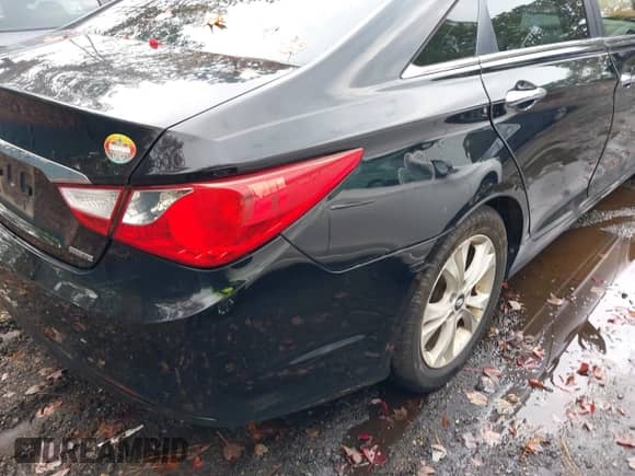 2013 Hyundai Sonata Limited z VIN 5NPEC4AC7DH621371, wystawiony jako IAAI lot #43580971 z przebiegiem 207 673 mil mil oraz . Historia ofert i sprzedaży dostępna na DreamBid. Obrazek 6.