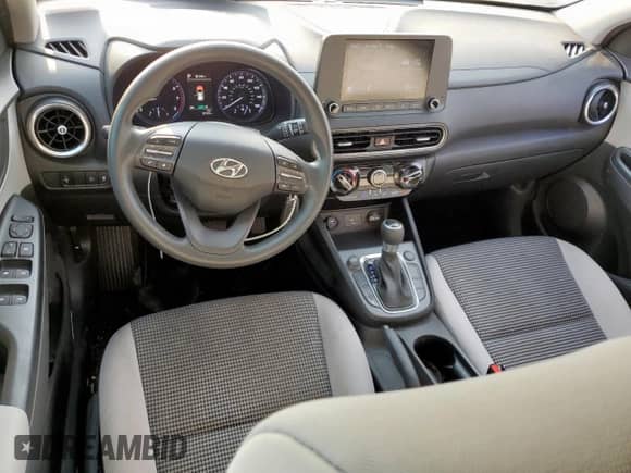 2022 Hyundai Kona SE z VIN KM8K22AB6NU765739, wystawiony jako Copart lot #69652685 z przebiegiem 37 937 mil mil oraz Czysty tytuł • Clean title. Historia ofert i sprzedaży dostępna na DreamBid. Obrazek 8.