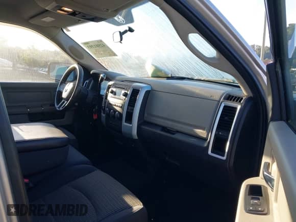 2009 Dodge 1500 SLT z VIN 1D3HV18T59S778912, wystawiony jako IAAI lot #43094256 z przebiegiem 152 716 mil mil oraz . Historia ofert i sprzedaży dostępna na DreamBid. Obrazek 5.