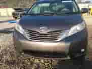 2014 Toyota Sienna XLE с VIN 5TDYK3DC9ES465951, выставлен на аукционе Copart как лот 82076345 с пробегом 251 483 миль миль и Списание • Salvage title. История ставок и продаж доступна на DreamBid. Изображение 14.