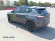 2019 Jeep Compass Altitude z VIN 3C4NJCBB5KT726882, wystawiony jako IAAI lot #42662008 z przebiegiem 100 634 mil mil oraz . Historia ofert i sprzedaży dostępna na DreamBid. Obrazek 3.