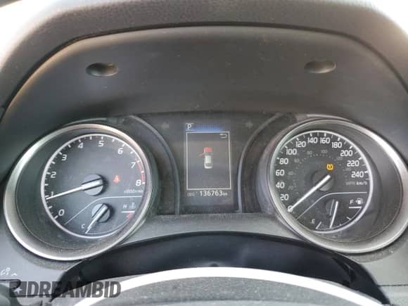 2022 Toyota Camry SE z VIN 4T1G11AK7NU668455, wystawiony jako Copart lot #84560635 z przebiegiem 136 763 mil mil oraz Czysty tytuł • Clean title. Historia ofert i sprzedaży dostępna na DreamBid. Obrazek 9.