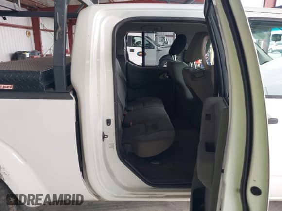 2013 Nissan Frontier SV z VIN 1N6AD0FVXDN717099, wystawiony jako IAAI lot #43243285 z przebiegiem 133 452 mil mil oraz . Historia ofert i sprzedaży dostępna na DreamBid. Obrazek 8.