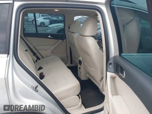 2010 Volkswagen Tiguan S с VIN WVGAV7AX3AW515143, выставлен на аукционе IAAI как лот 43561553 с пробегом 129 844 миль миль и . История ставок и продаж доступна на DreamBid. Изображение 8.