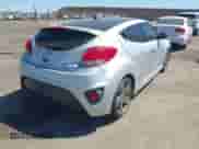 2013 Hyundai Veloster Turbo z VIN KMHTC6AE5DU111316, wystawiony jako IAAI lot #42958535 z przebiegiem 129 523 mil mil oraz . Historia ofert i sprzedaży dostępna na DreamBid. Obrazek 4.