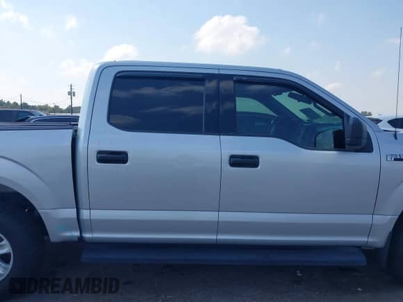 2018 Ford F-150 XLT z VIN 1FTEW1EG4JKD73029, wystawiony jako IAAI lot #43200359 z przebiegiem 72 883 mil mil oraz . Historia ofert i sprzedaży dostępna na DreamBid. Obrazek 12.