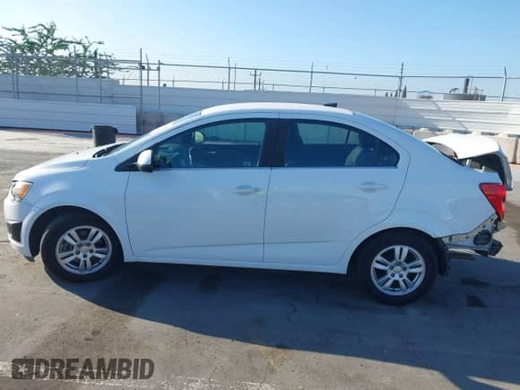 2013 Chevrolet Sonic LT z VIN 1G1JC5SG1D4163184, wystawiony jako IAAI lot #43299118 z przebiegiem 131 205 mil mil oraz . Historia ofert i sprzedaży dostępna na DreamBid. Obrazek 14.