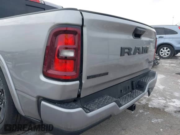 2025 Ram 1500 Lone Star z VIN 1C6RRFFG1SN537641, wystawiony jako IAAI lot #41563794 z przebiegiem 11 488 mil mil oraz . Historia ofert i sprzedaży dostępna na DreamBid. Obrazek 6.