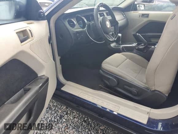 2010 Ford Mustang V6 с VIN 1ZVBP8ANXA5165441, выставлен на аукционе Copart как лот 81869415 с пробегом 124 323 миль миль и Списание • Salvage title. История ставок и продаж доступна на DreamBid. Изображение 8.