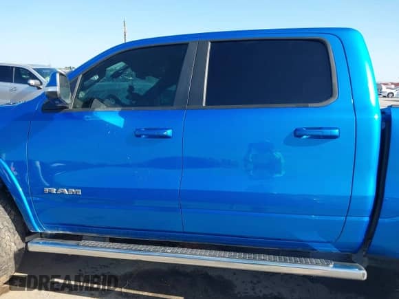 2020 Ram 1500 Laramie z VIN 1C6SRFJT7LN398476, wystawiony jako IAAI lot #42861270 z przebiegiem 91 487 mil mil oraz . Historia ofert i sprzedaży dostępna na DreamBid. Obrazek 14.